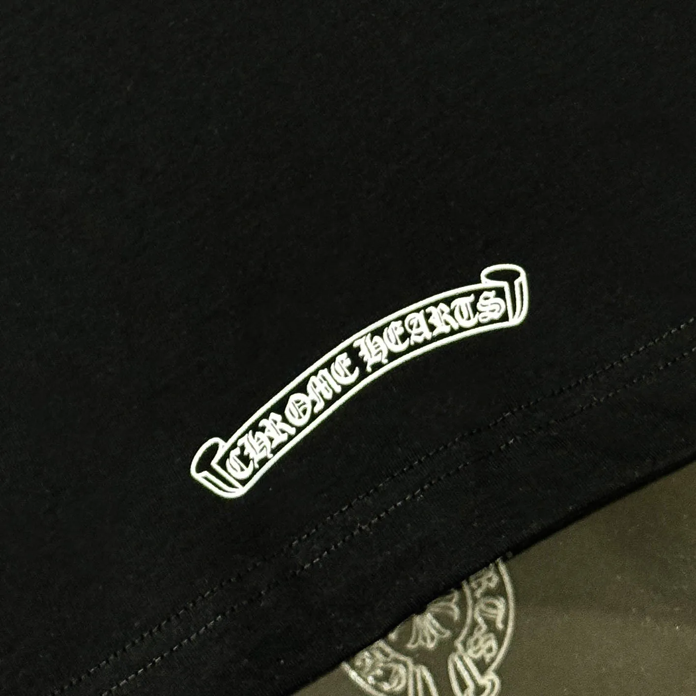 P170 Chrome Hearts Chrome Hearts 25 high-end versions. The fabric is made of 300 grams of high-density pure cotton. It does not deform or shrink. It has three labels. It is the same style for men and women. Technology: Digital printing. Color: White. Black. SIZE: S-XL.